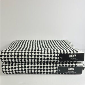 Donna Karan New York DKNY Bath Towel Set Black White Textured Dots 2 Pc Set NEW